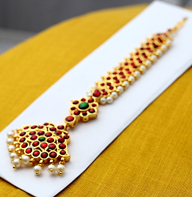 Temple Jewellery Nethi Chutty Maang Tikka – Gold Finish Kempstone Headpiece for Bharatanatyam, Dance & Bridal Wear Temple Jewellery Nethi Chutty Maang Tikka – Gold Finish Kempstone Headpiece for Bharatanatyam, Dance & Bridal Wear