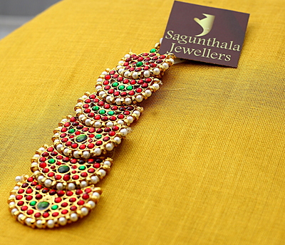Temple Jewellery Brass Gold Finish Nethi Chutty – Chandran/Moon Pattern Forehead Maang Tikka with Kempstones Temple Jewellery Brass Gold Finish Nethi Chutty – Chandran/Moon Pattern Forehead Maang Tikka with Kempstones