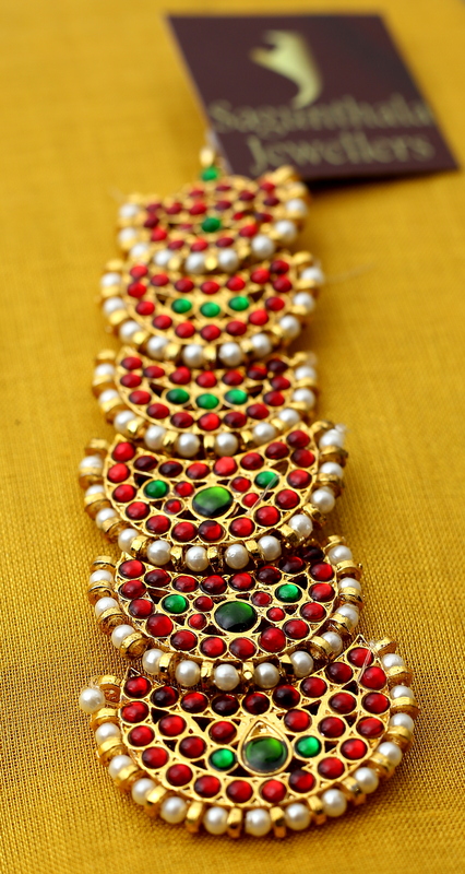Temple Jewellery Brass Gold Finish Nethi Chutty – Chandran/Moon Pattern Forehead Maang Tikka with Kempstones Temple Jewellery Brass Gold Finish Nethi Chutty – Chandran/Moon Pattern Forehead Maang Tikka with Kempstones